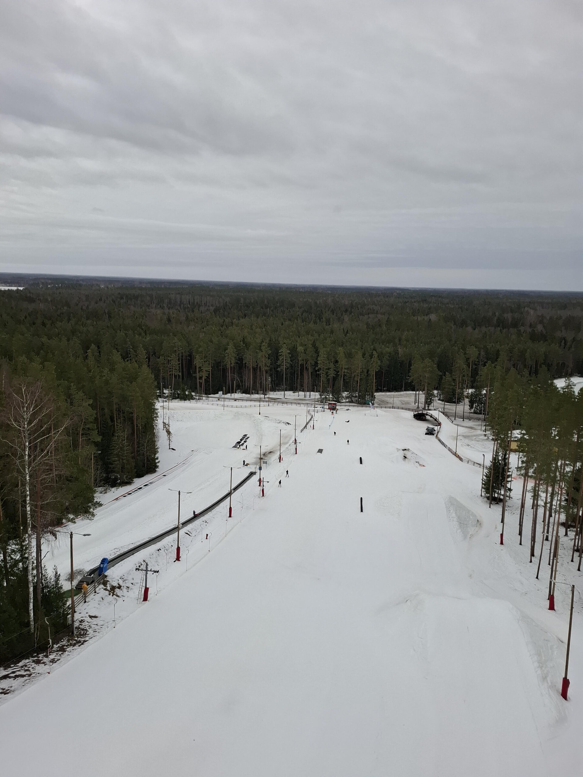 Roosna-Alliku Põhikooli õpilased tähistasid sellel aastal vastlapäeva taaskord Valgehobusemäel. Valgehobusemäele läksime õpilastega kahel päeval- 6.-9. klass 4.